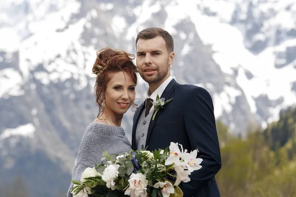 Joven pareja de amor celebrando una boda en las montañas —  Fotos de Stock