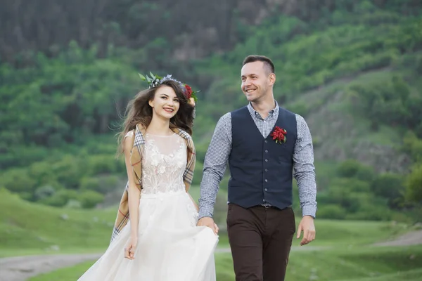 Novia con el hermoso vestido azul y el novio con vistas a las hermosas montañas verdes —  Fotos de Stock