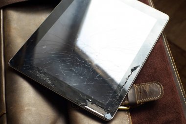 ahşap masa üzerinde kırık dokunmatik ekranlı tablet bilgisayar onarım