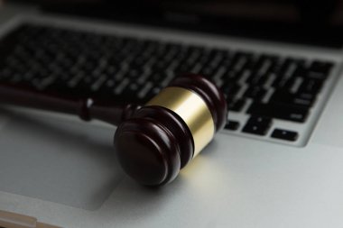 Siber Hukuk veya suç Internet kavramı. Yargıçlar tokmak klavye dizüstü bilgisayar üzerinde.