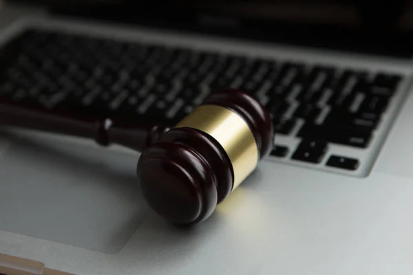 サイバー法律や犯罪インターネット概念。キーボードのラップトップ コンピューター上の裁判官小槌. — ストック写真