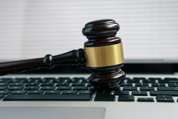ラップトップ コンピューターの白いキーボードに木製裁判官ハンマー — ストック写真