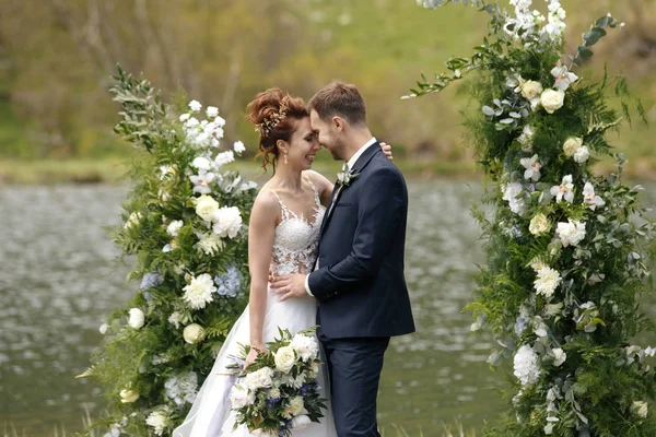 Decoraciones de flores blancas durante la ceremonia de boda al aire libre —  Fotos de Stock