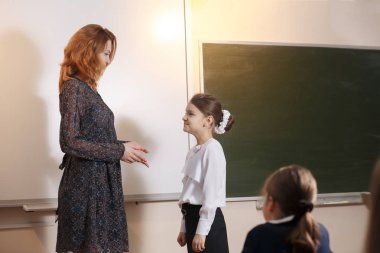 yazı tahtası ve öğrenci tarafından bakarak toplamı yazma öğretmen fotoğrafı