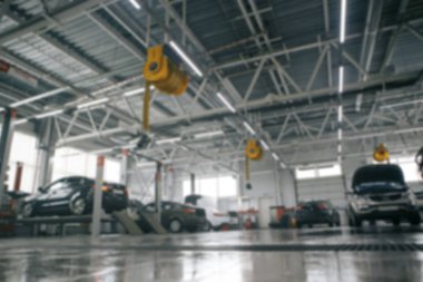 makine üzerinde bir Asansör, otomatik onarım servis istasyonu arka plan olduğunu
