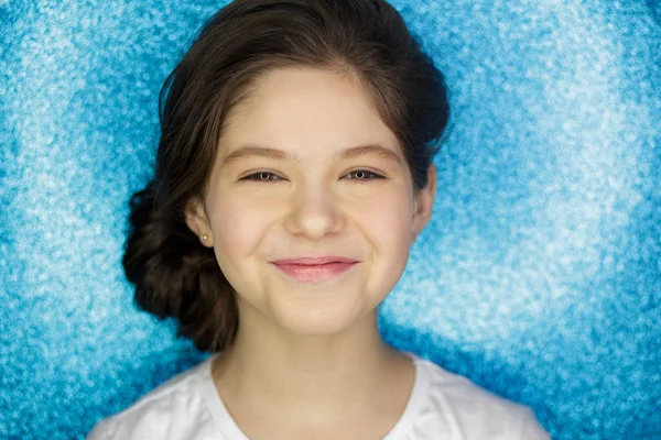 Jonge mooie vrouw smilig in blauw shirt permanent vertrouwen blauwe achtergrond — Stockfoto