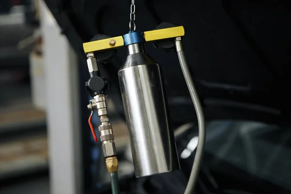 专业机械测试柴油喷油器在他的车间. — 图库照片