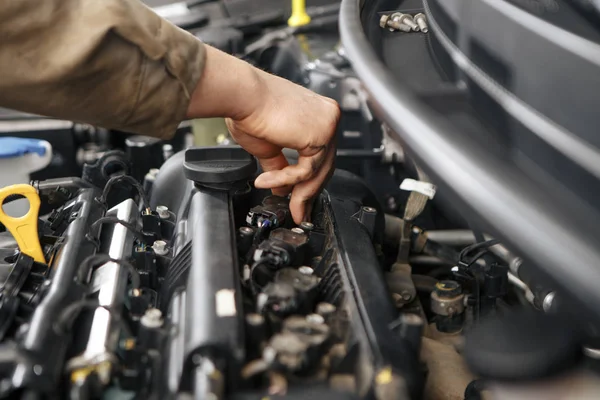 Los técnicos están comprobando los motores del coche . —  Fotos de Stock