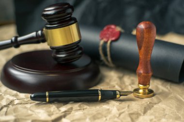 Yargı masasında eski noter mührü ve damgası