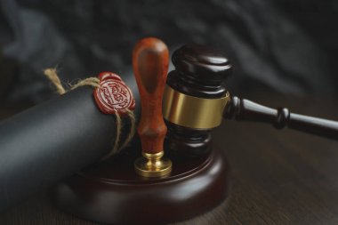Sözleşme masasında bir noter işaret bekliyor. Noter aksesuarları