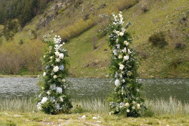 Düğün için kemer, kumaş ve çiçeklerle süslenmiş.