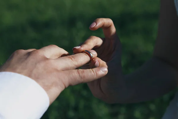 Ο άντρας δίνει δαχτυλίδι αρραβώνων στην κοπέλα του. — Φωτογραφία Αρχείου