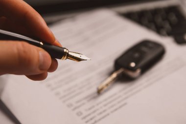 Arabanın anahtarlarını imzaladığınız sözleşme belge üzerinde
