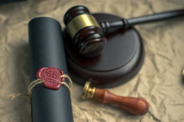 Bir dizel filtre üzerinde çalışan makinist yakın çekim