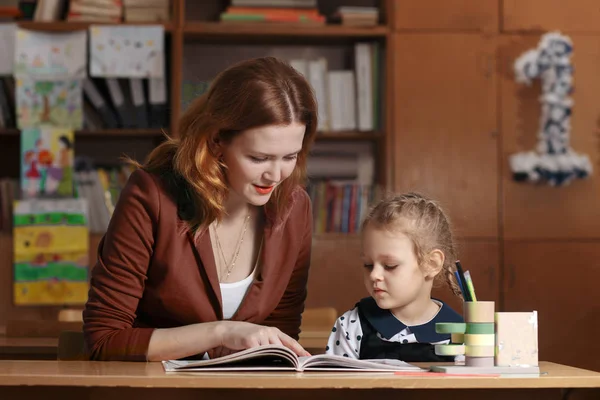 A mãe a ajudar o miúdo depois da escola. pré-escolar fazendo lição de casa com a ajuda de tutor. conceito de ensino em casa . — Fotografia de Stock