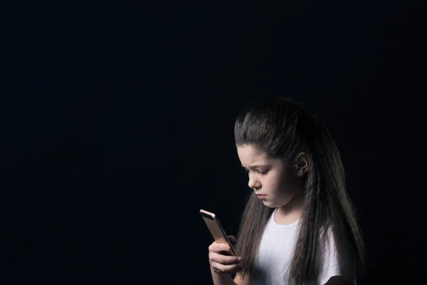 Joven triste chica vulnerable utilizando el teléfono móvil asustado y desesperado sufrimiento abuso en línea cyberbullying ser acosado y acosado en concepto de acoso cibernético adolescente — Foto de Stock