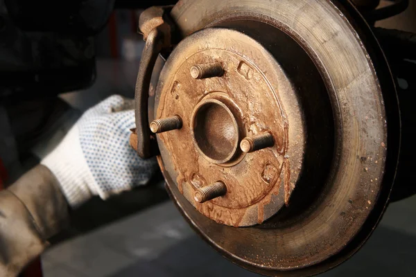 Mechanical in its workshop which replaced brake discs — Stock Photo, Image