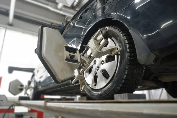 Los técnicos están comprobando los motores del coche . — Foto de Stock