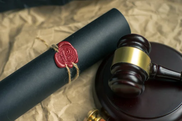 Law Gavel in aula. Sistema giuridico concetto di giustizia . — Foto Stock