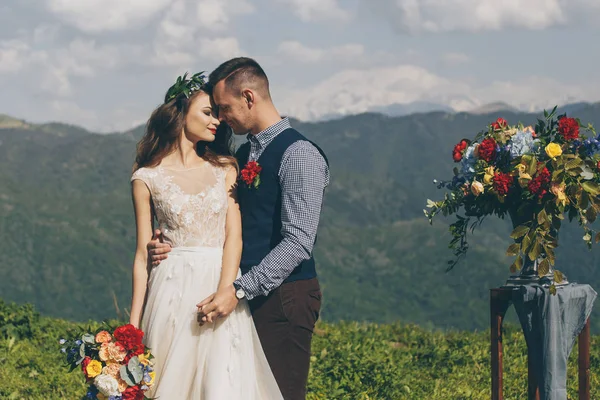 Decoraciones de flores blancas durante la ceremonia de boda al aire libre —  Fotos de Stock