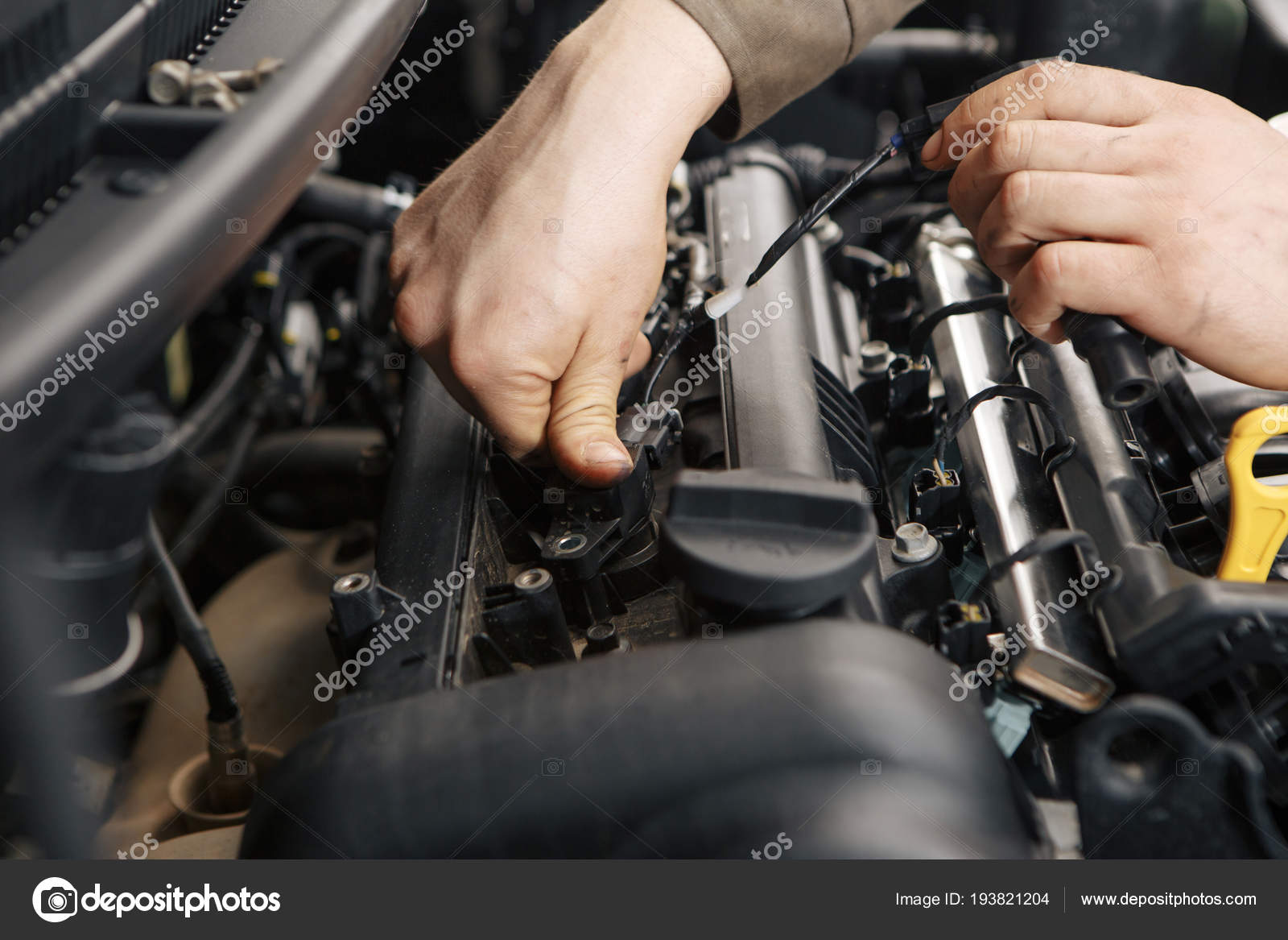 автомеханик руки в мазуте. свечи зажигания иридиевые аналоги лексус жх 460. где свечи в машине. замена свечей зажигания ленд ровер дискавери спорт. Spark plug auto spare parts.