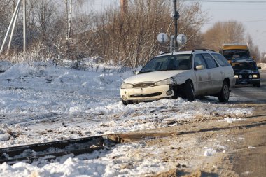 Bir dağ orman yolda trafik kazası. Altüst kırık araba yoldan çıkardı ve bir çukura düştü. Asfaltlı dağ orman yolu