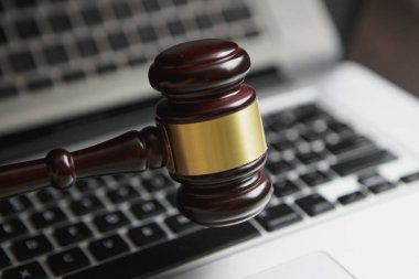 Dizüstü bilgisayar beyaz klavye ahşap yargıç çekiç