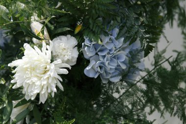 Düğün için kemer, kumaş ve çiçeklerle süslenmiş.