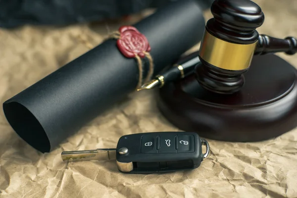 Close-up Of Gavel And Car Key On Sounding Block Against Grey Background — Stock Photo, Image