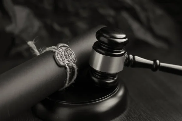 Law Gavel in aula. Sistema giuridico concetto di giustizia . — Foto Stock