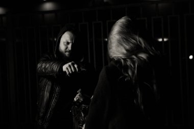 Terörist ya da gece bir silah tutan bir hırsız