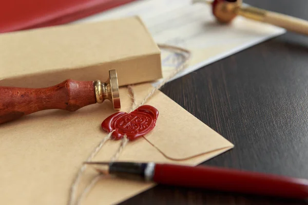 Notarys bolígrafo público y sello en testamento y última voluntad. Instrumentos públicos notariales — Foto de Stock