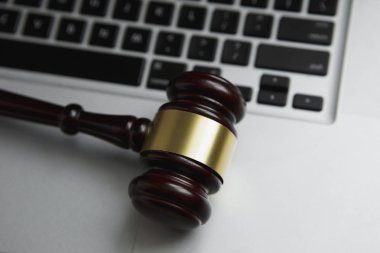 Online açık artırma kavram. Açık artırma veya yargıç Tokmak, bilgisayar klavyesindeki