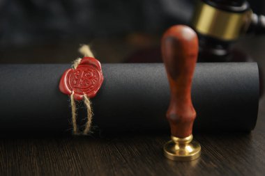 Vasiyetnamede ve son arzusunda halka açık kalem ve damga yok. Noter kamu araçları