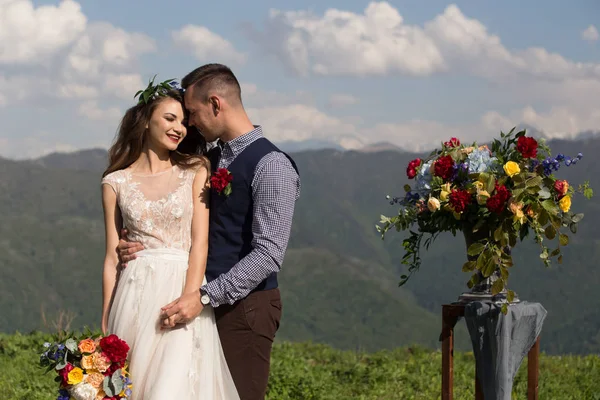 La novia y el novio en el fondo de un arroyo de montaña —  Fotos de Stock