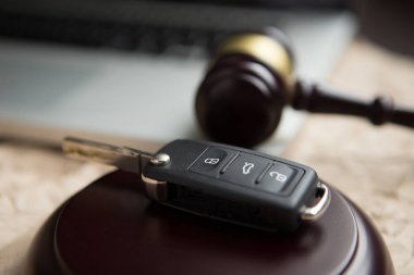 Tokmak ve araba anahtarı sondaj blok gri arka plan üzerinde yakın çekim