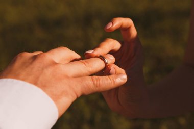 Adam kız arkadaşına nişan yüzüğü veriyor.