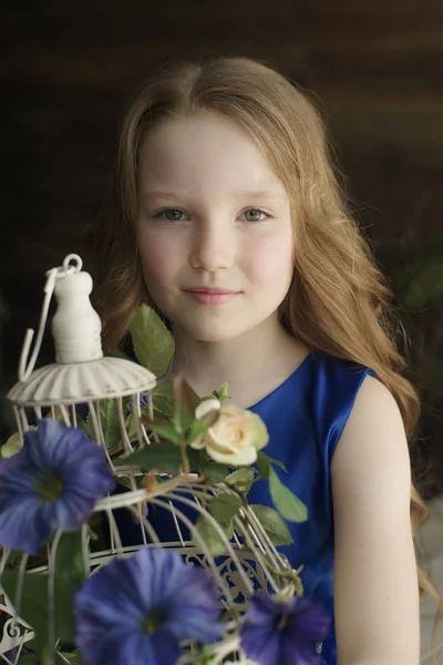 Felice bambina che tiene gabbia decorativa per uccelli piena di fiori. Studio girato in stile provenzale interno — Foto Stock