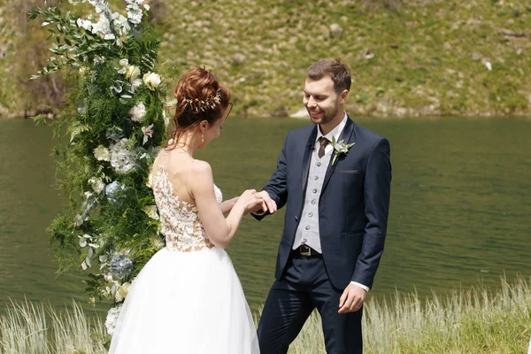 La novia y el novio en el fondo de un arroyo de montaña —  Fotos de Stock