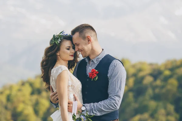 Novia y novio en un parque kissing.couple recién casados novia y novio en una boda en la naturaleza verde bosque están besando foto portrait.Wedding Pareja —  Fotos de Stock