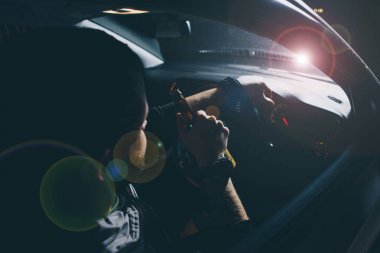 Adam içki bira, gece şehirde tehlikeli sürüş sırasında sol sürücü sistemi