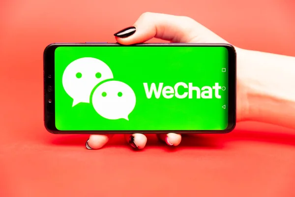 26 08 2019 Тула: WeChat на дисплее телефона. Логотип — стоковое фото