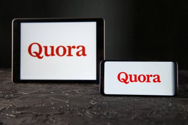 Tula 24 09 2019: Tablet ve telefon ekranında Quora.