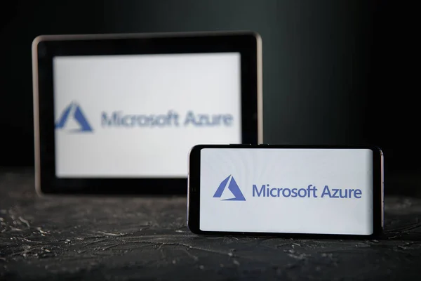 Тула 24 09 2019: Microsoft Azure на планшете и дисплее телефона . — стоковое фото