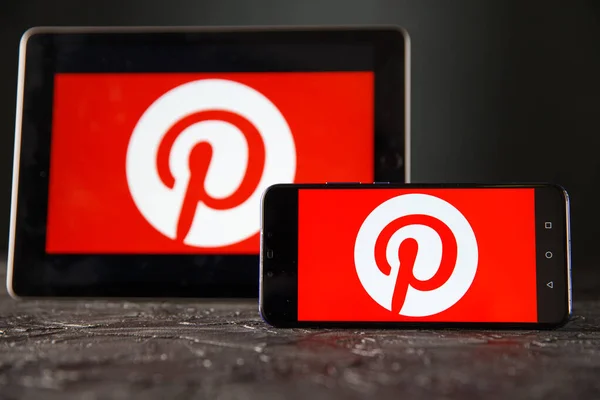 Tula 24 09 2019: Logo Pinterest pada tablet dan tampilan telepon . — Stok Foto