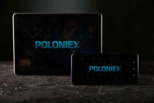 Tula 24 09 2019: Poloniex na displeji tabletu a telefonu. — Stock fotografie