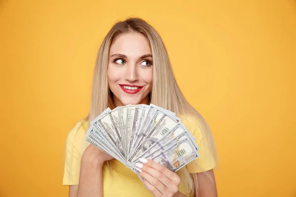 Joven mujer sosteniendo dólar en efectivo aislado . — Foto de Stock