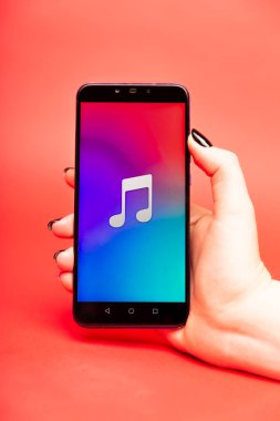 26 08 2019 Tula: Telefon ekranında Apple Müzik. Logo