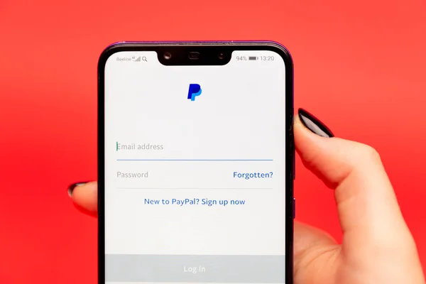 26 08 2019 Tula: Paypal en la pantalla del teléfono. Logotipo — Foto de Stock