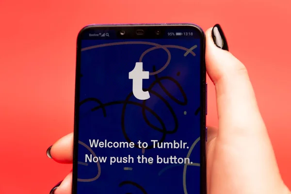 26 08 2019 Tula: Tumblr na displeji telefonu. Logo — Stock fotografie